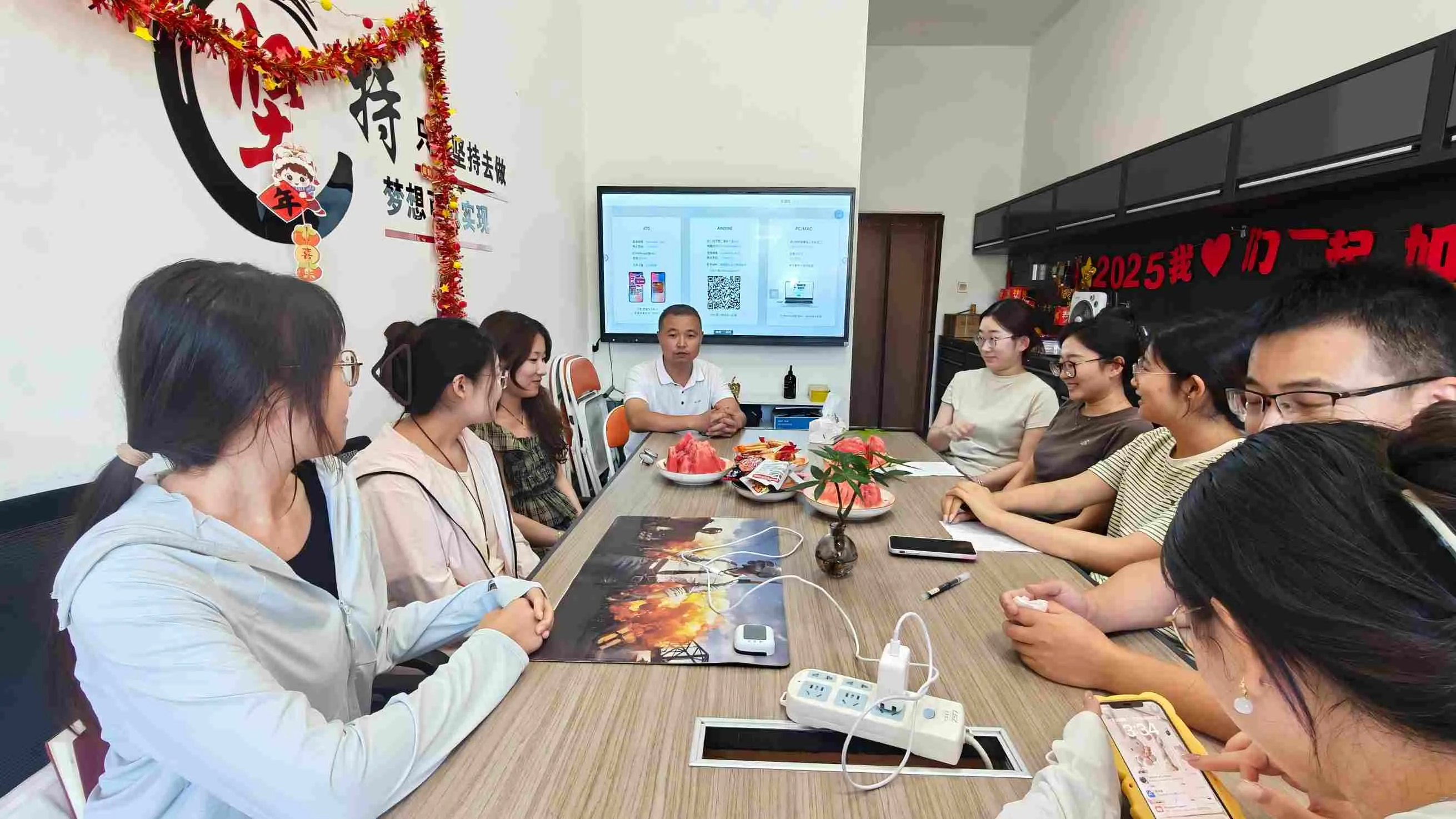 JoJo Pack celebró una fiesta de té de bienvenida para los nuevos empleados.