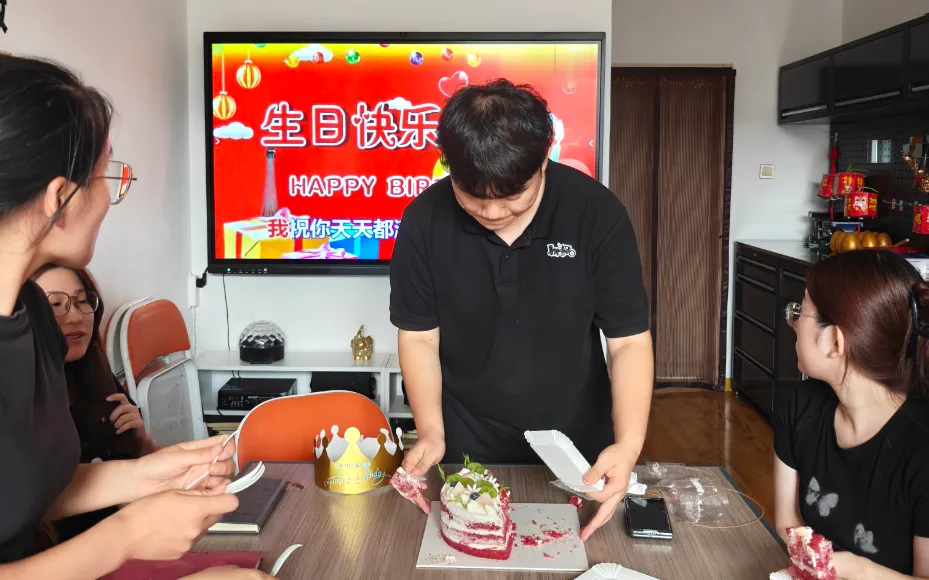 Prepare una sorpresa para celebrar el cumpleaños de un colega