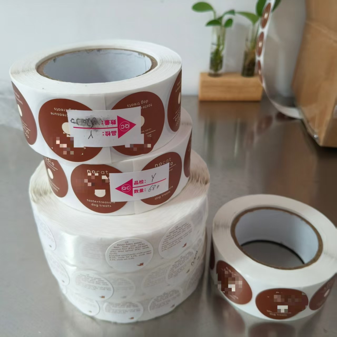 JOJO Pack prepara el envío de pegatinas personalizadas de golosinas para perros a un cliente danés