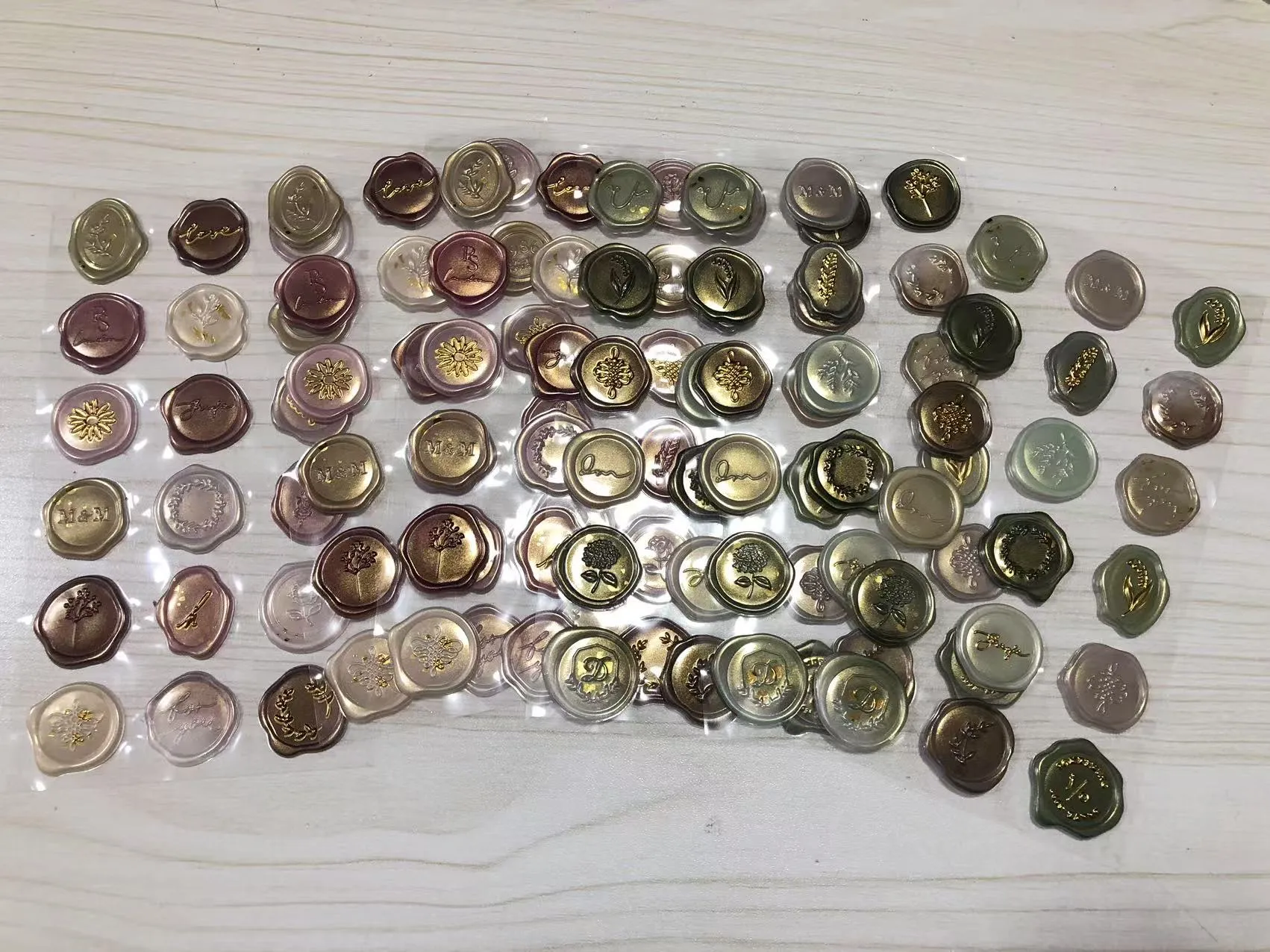 Las pegatinas con sello de cera han sido enviadas.