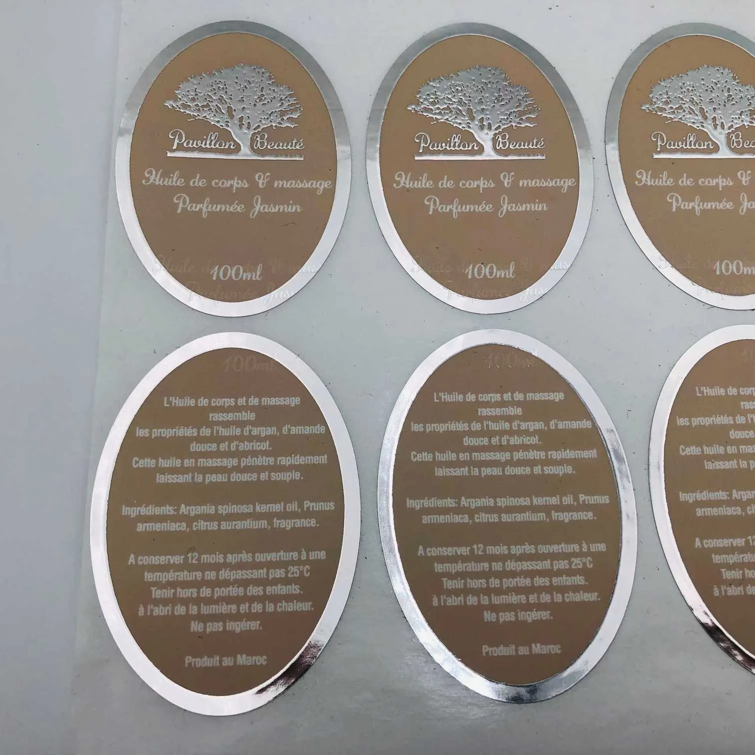 ¿Son las etiquetas estampadas con lámina plateada el acabado premium que necesita su marca?
