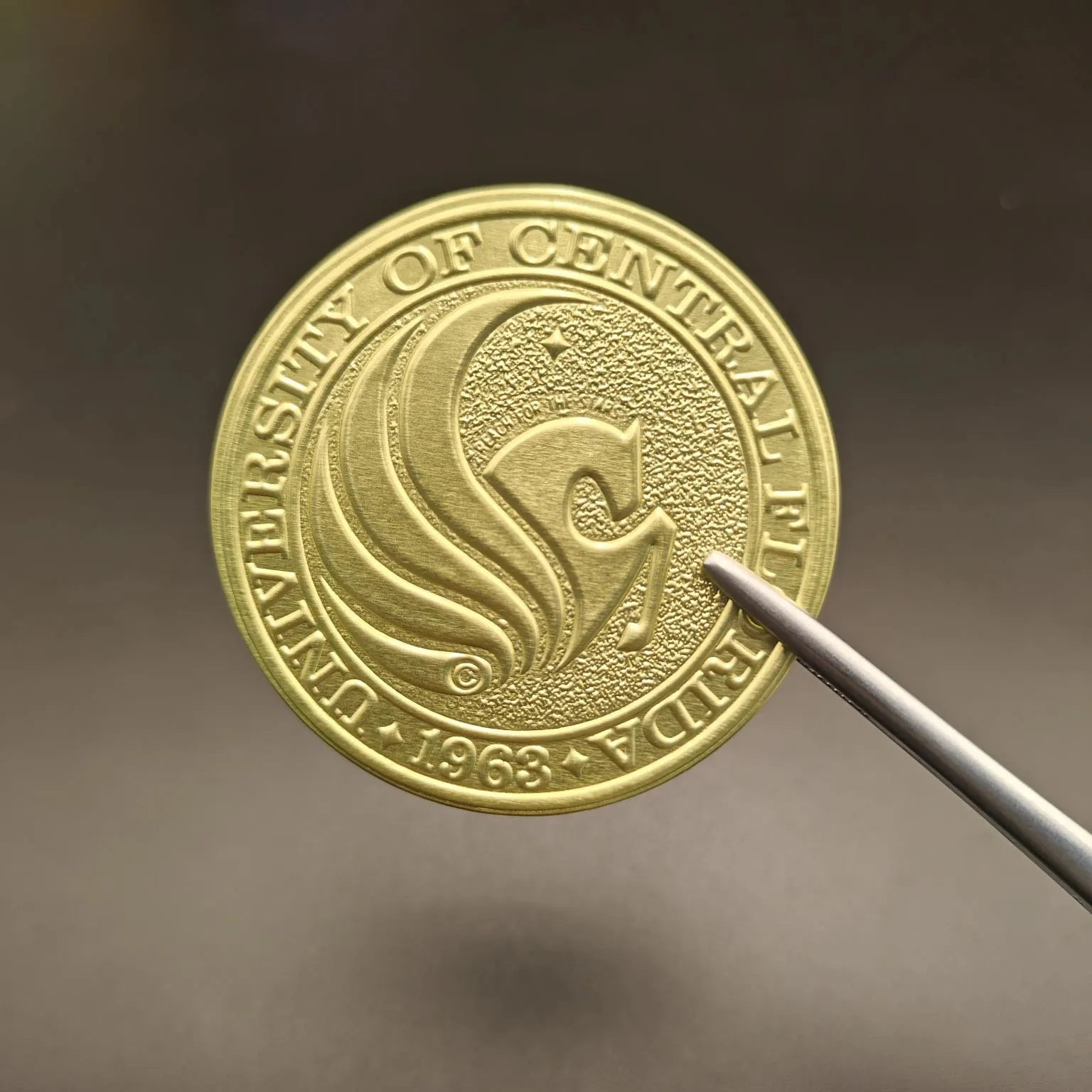 Etiquetas redondas para vino en relieve